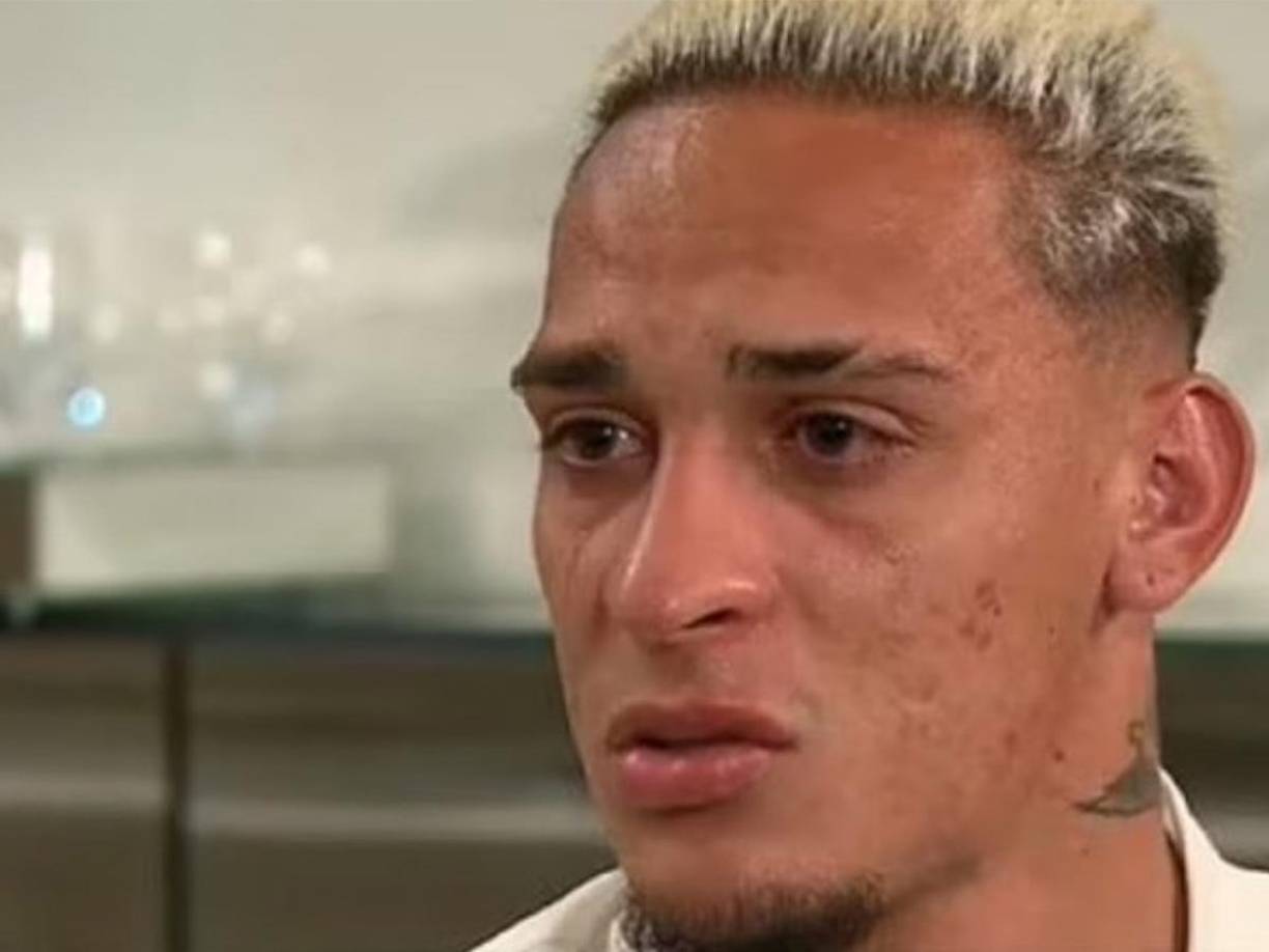 En un momento de la larga entrevista, Antony no pudo contener las lágrimas mientras se defendía de las fuertes acusaciones. “Sé que muchos me están masacrando, pero la verdad siempre sale a la luz”, expresó.