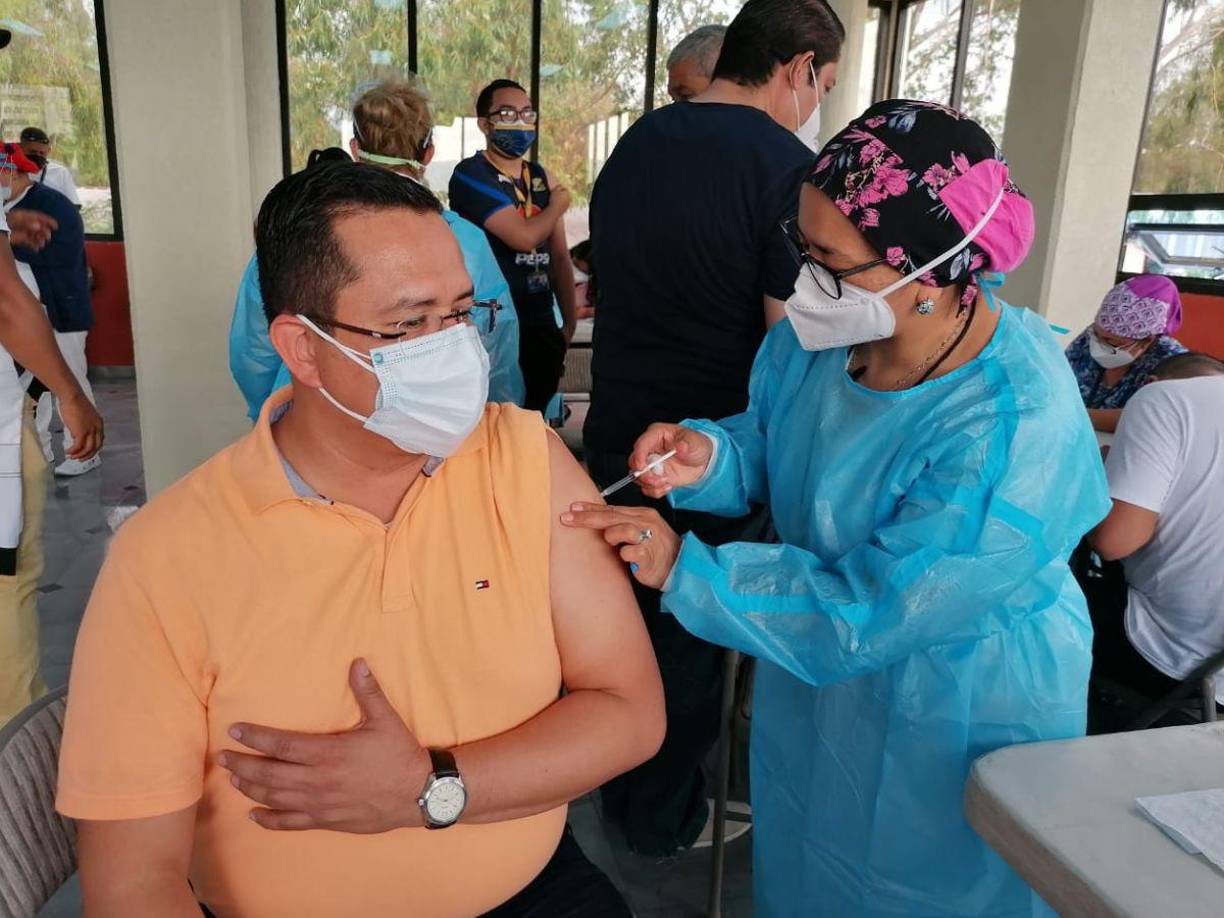Asimismo, los aspirantes también deben estar vacunados contra el covid-19, con al menos dos de las cuatro dosis.