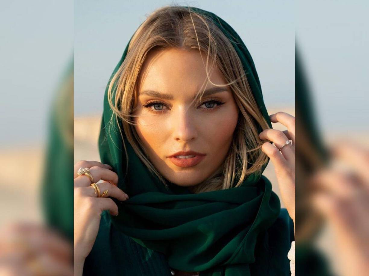 En la primera fotografía del carrete que compartió Irina Baeva en su cuenta de Instagram podemos ver que lo que más resalta en la pic son los bellos y azulados ojos de la actriz que ha protagonizado uno de los romances más mediáticos y polémicos de la última década.
