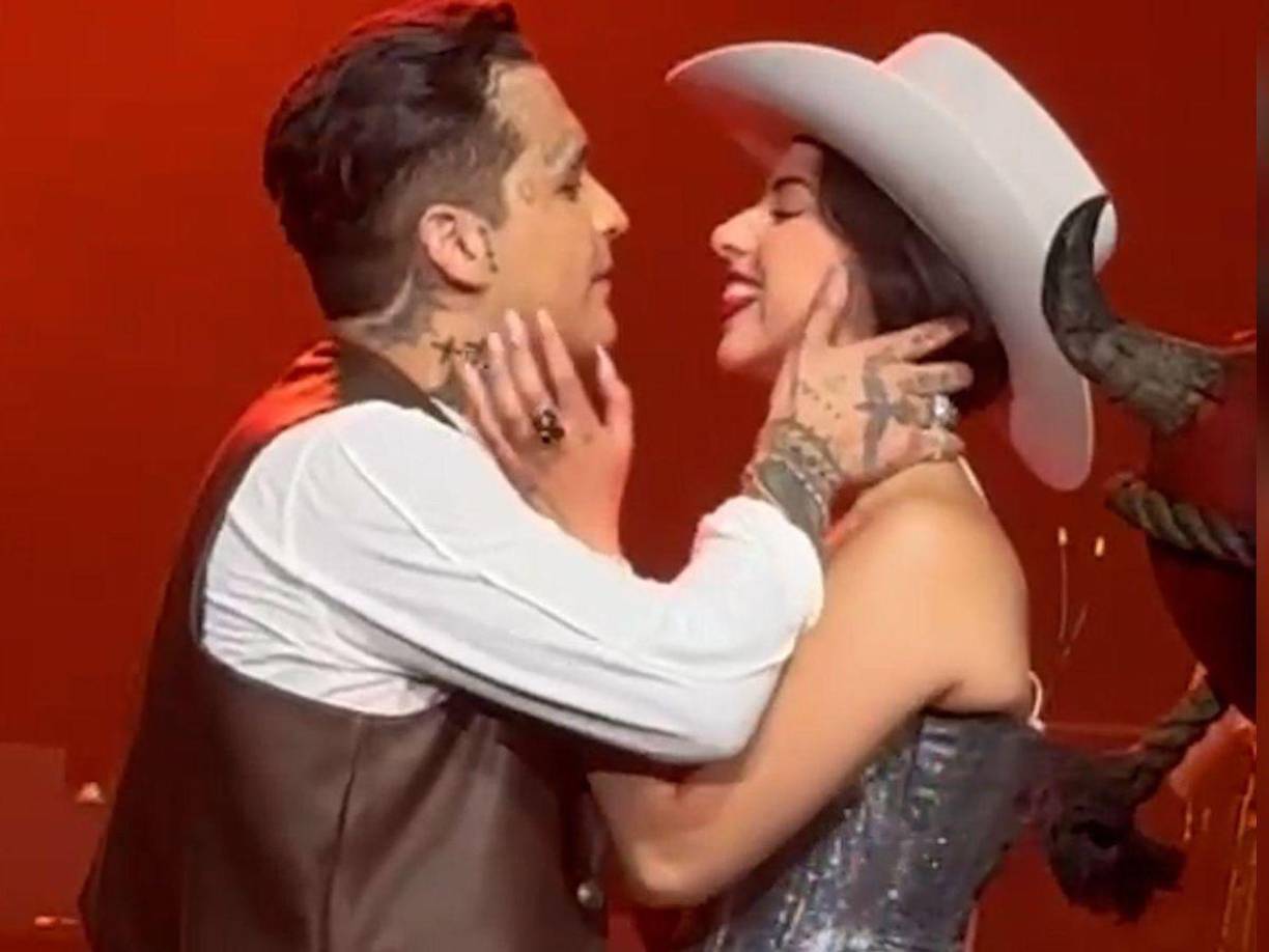 Luego, toma una pausa y al volver a hablar con la entrevistadora, Ángela dijo unas palabras que no pasaron desapercibidas por nadie: “Ok, entonces, la pregunta es qué bonito besa Christian... No, no es cierto”.