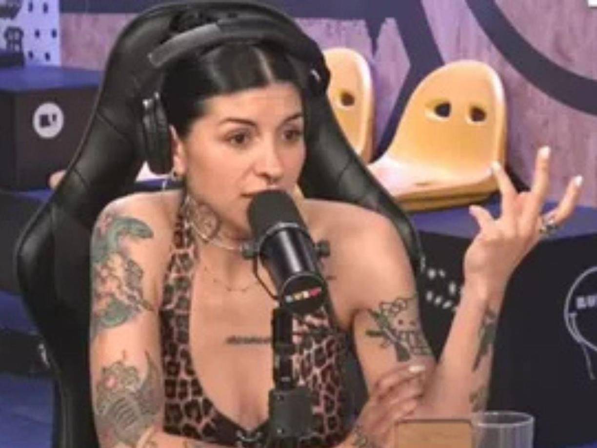 Las tensiones aumentaron después de que Cazzu, tras meses de silencio, ofreciera su versión de los hechos, contradiciendo las afirmaciones de Ángela. En su entrevista, Cazzu descalificó las declaraciones de la hija de Pepe Aguilar, quien había asegurado que todos estaban en la misma página y que nadie había sufrido un desamor. Esto a su vez, llevó a Nodal a salir en defensa de su esposa.