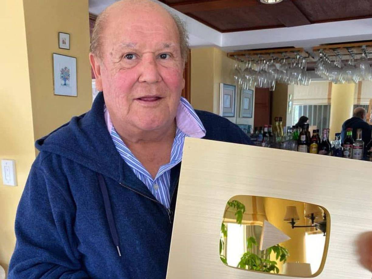 A medida que su carrera crecía, Leo Dan se mudó con su esposa Mariett a España, donde continuó cosechando éxitos como “Mary es mi amor” y “Con los brazos cruzados”. En 1970, se trasladó a México, donde consolidó su popularidad con canciones como “Te he prometido”, “Esa pared”, y “Mi última serenata”, entre otros.