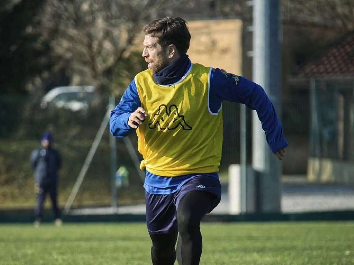 “Hola, quería contarles que estoy entrenando con el AC Renate. Me abrieron las puertas y les estoy super agradecido. Gracias al presidente, entrenador y jugadores. La idea es entrenar con el primer equipo hasta mayo”, reveló el mediocampista a través de su Instagram.