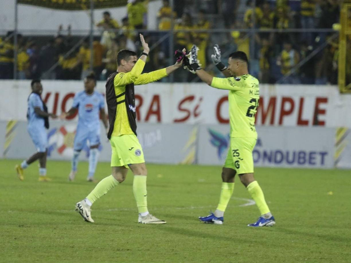Jonathan Rougier y Marlon Licona celebraron juntos la victoria en la semifinal de ida de la Liga Nacional de Honduras.