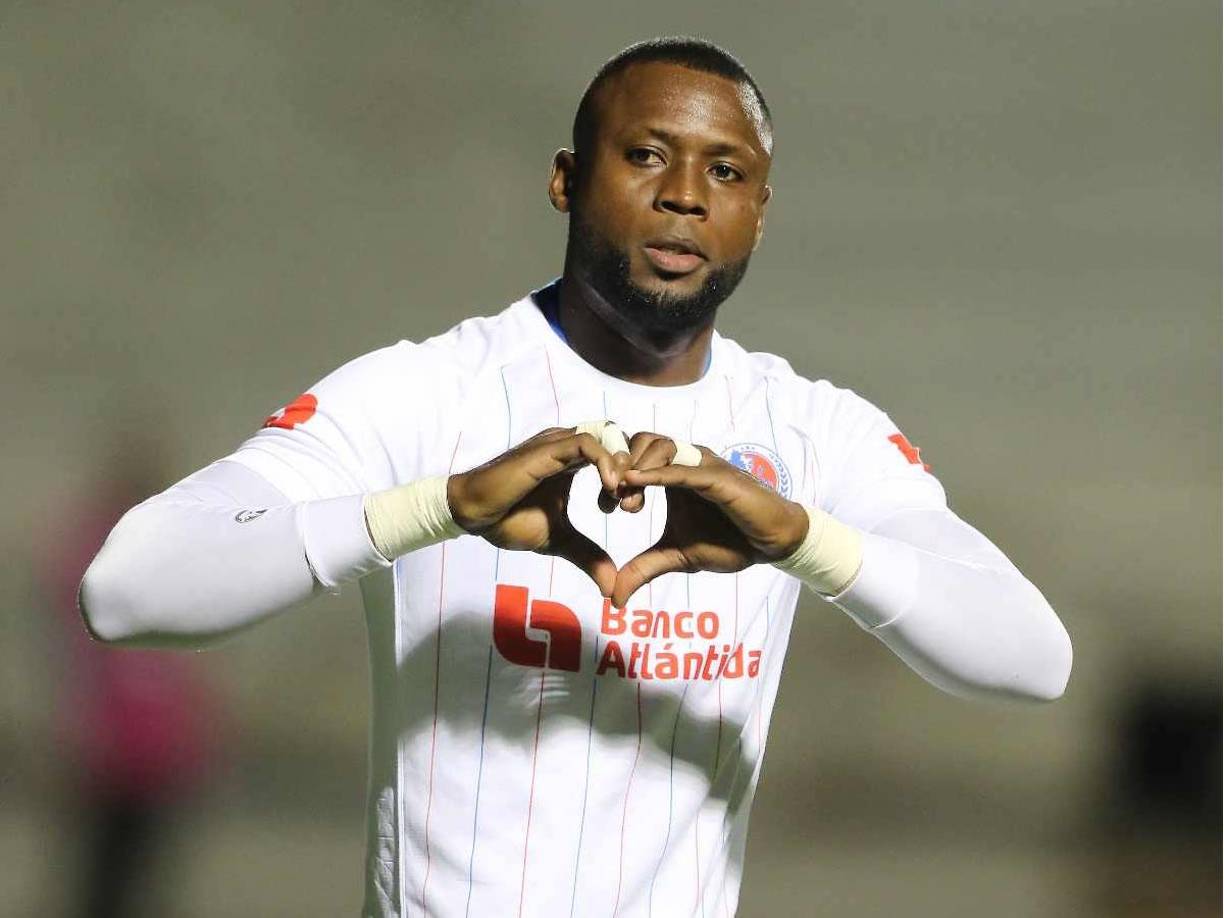 La dedicación de Yustin Arboleda a su esposa Paula Vivas, quien se encontraba en el estadio Nacional Chelato Uclés viendo el partido.