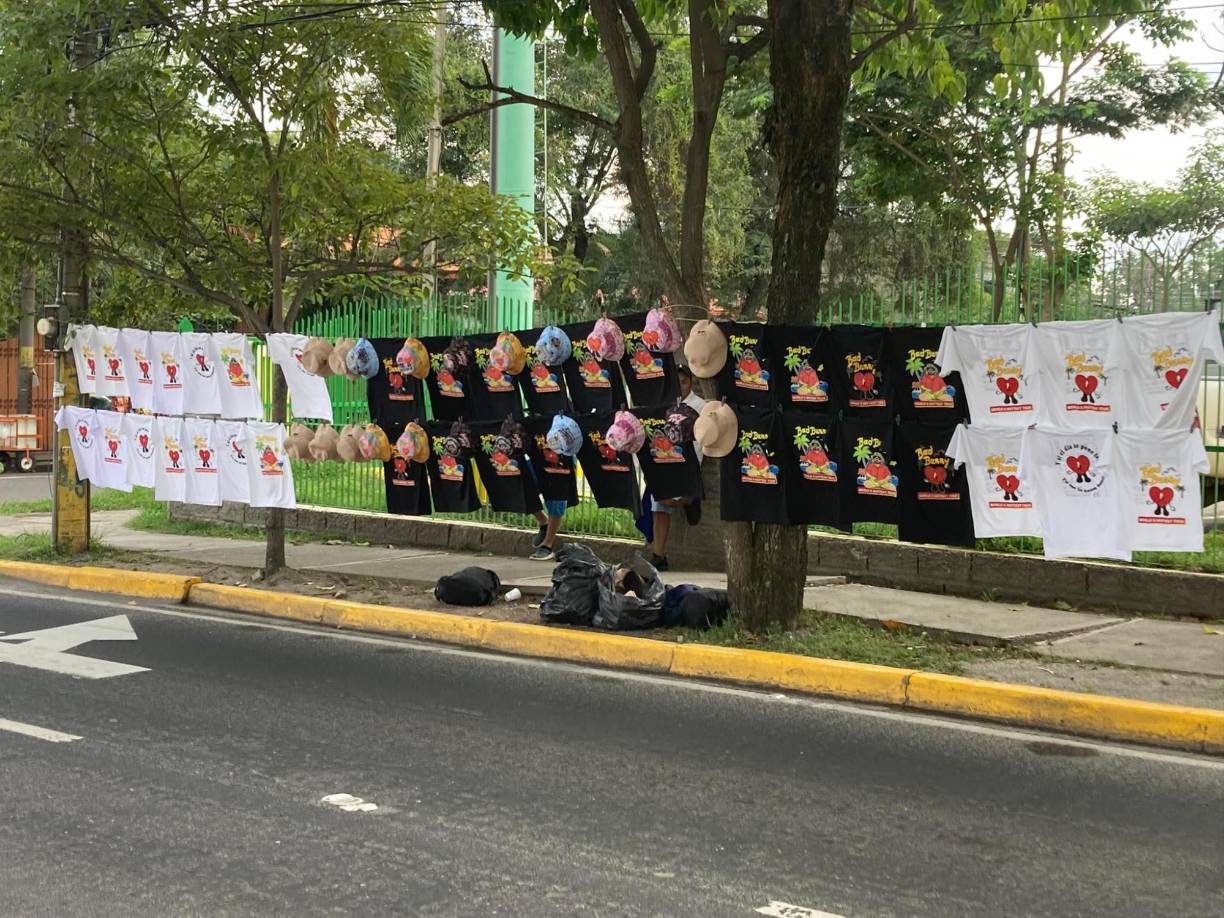 Los precios de las camisas oscilan entre los L 230 y los sombreros a L250, mientras que las cintas se venden a L50. 