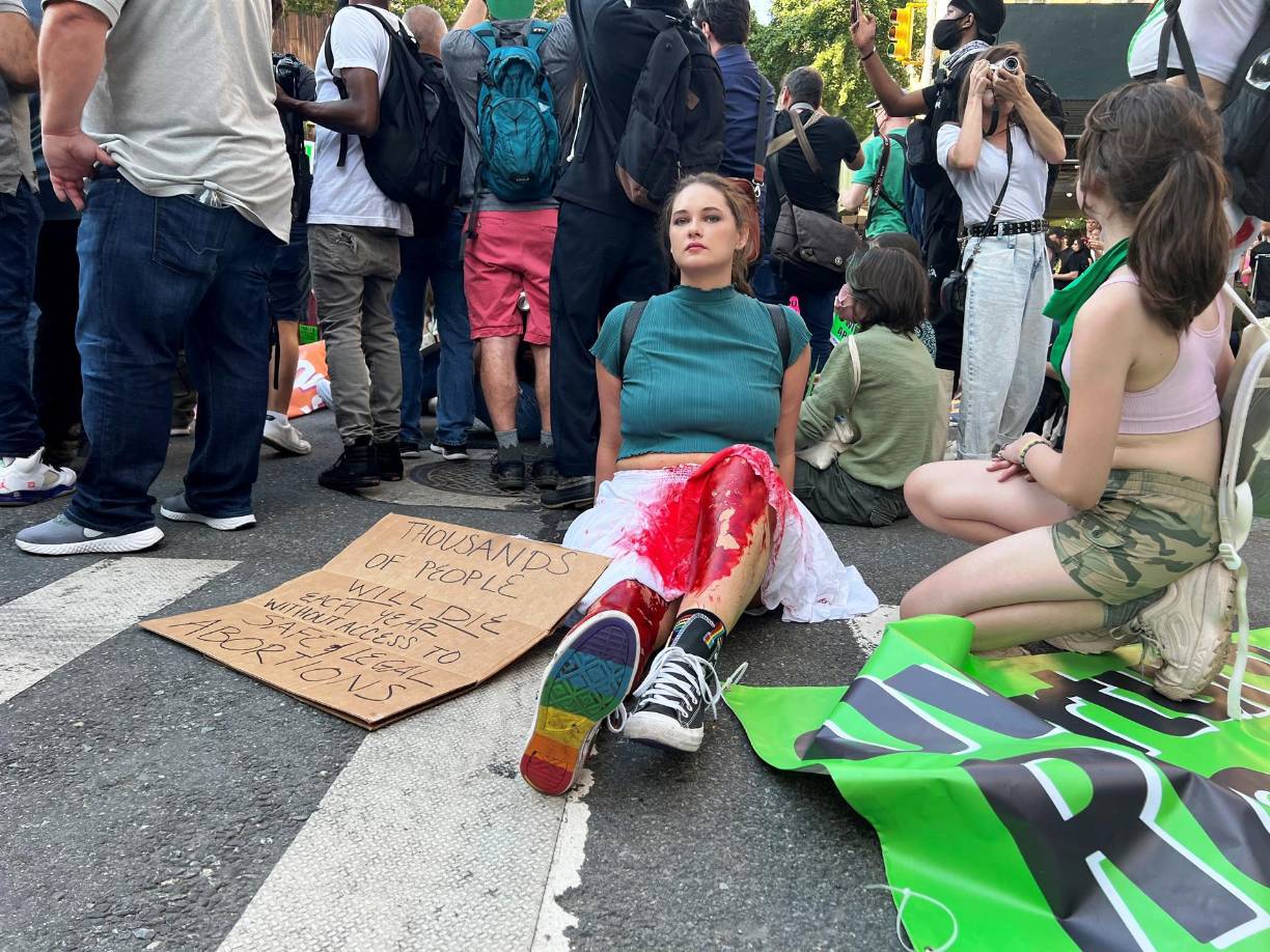 “Yo vivo en la realidad. Aunque hagan ilegal el aborto, los abortos no pararán. Y cuando las mujeres se vean desesperadas, harán barbaridades contra sí mismas”, dijo furiosa Vanessa, una neoyorquina de origen colombiano, que protestaba con un calzón blanco con pintura roja que emulaba un mancha de sangre.