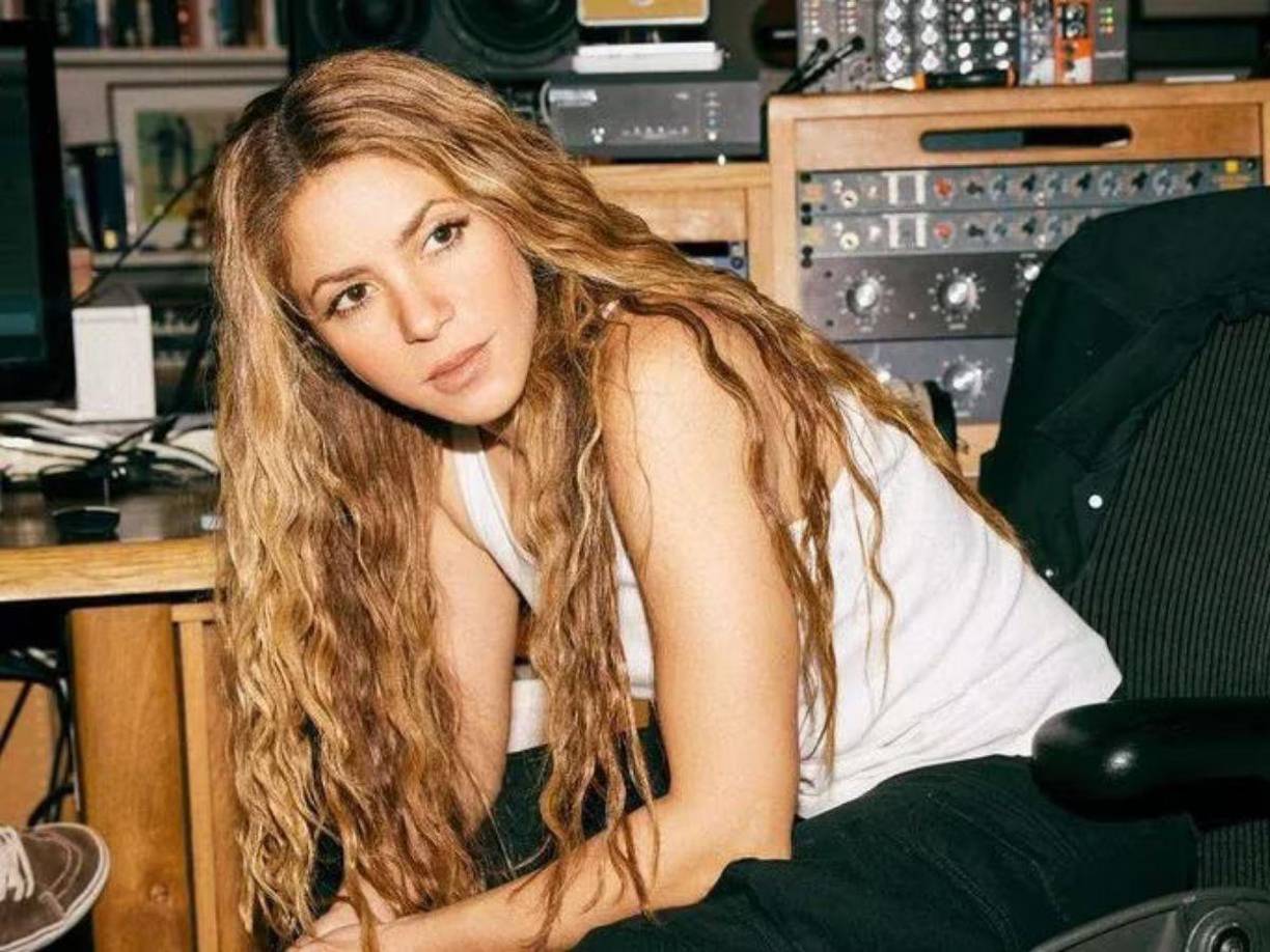 Y es que las redes sociales han estallado ante tantos comentarios y teorías de los posibles romances y hasta pretendientes que la cantante tendría luego de su separación con Piqué, pero a pesar de que cobran cada vez más fuerza de que ella sí estaría muy interesada en el jugador de baloncesto del Miami Heat, sin embargo, hay quienes siguen insistiendo en la idea de una relación entre ella y el piloto de Fórmula 1.