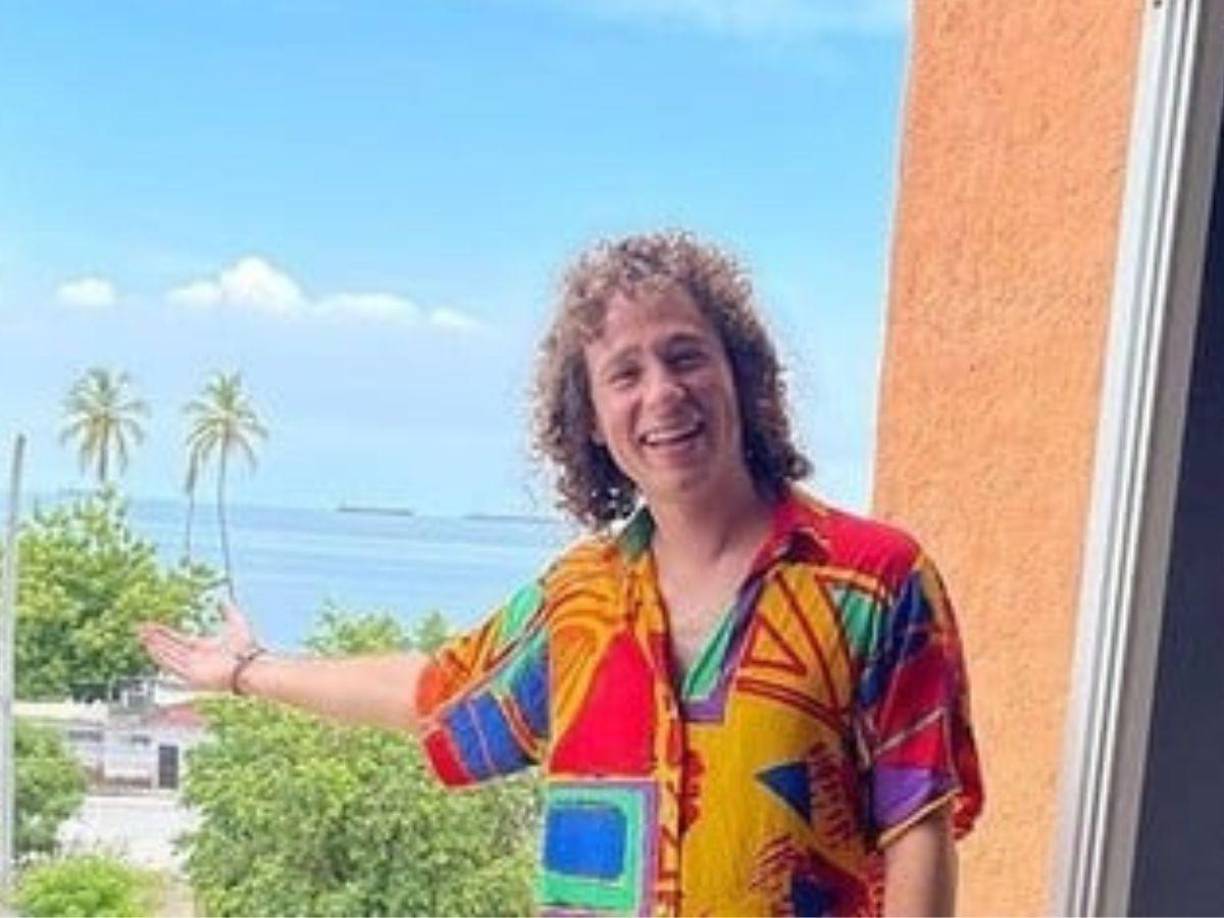 En el material audiovisual, el comunicador compartió que el asaltante le gritaba: “No te quieras pasar de pendej*, carnal”, mientras le apuntaba con una pistola al rostro.