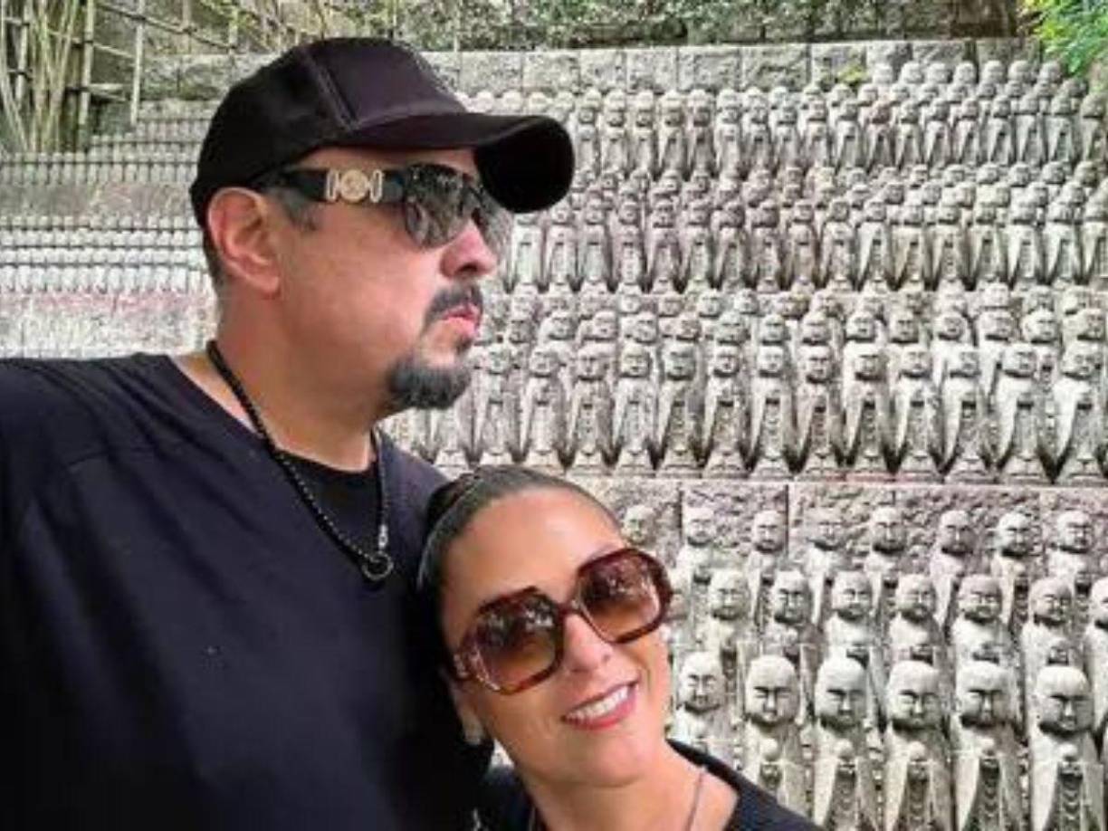 El intérprete y su esposa, Aneliz Álvarez Alcalá, disfrutan de un viaje planeado con meses de antelación, el cual ha sido agridulce por el acoso digital que ha sufrido su padre por su hija.