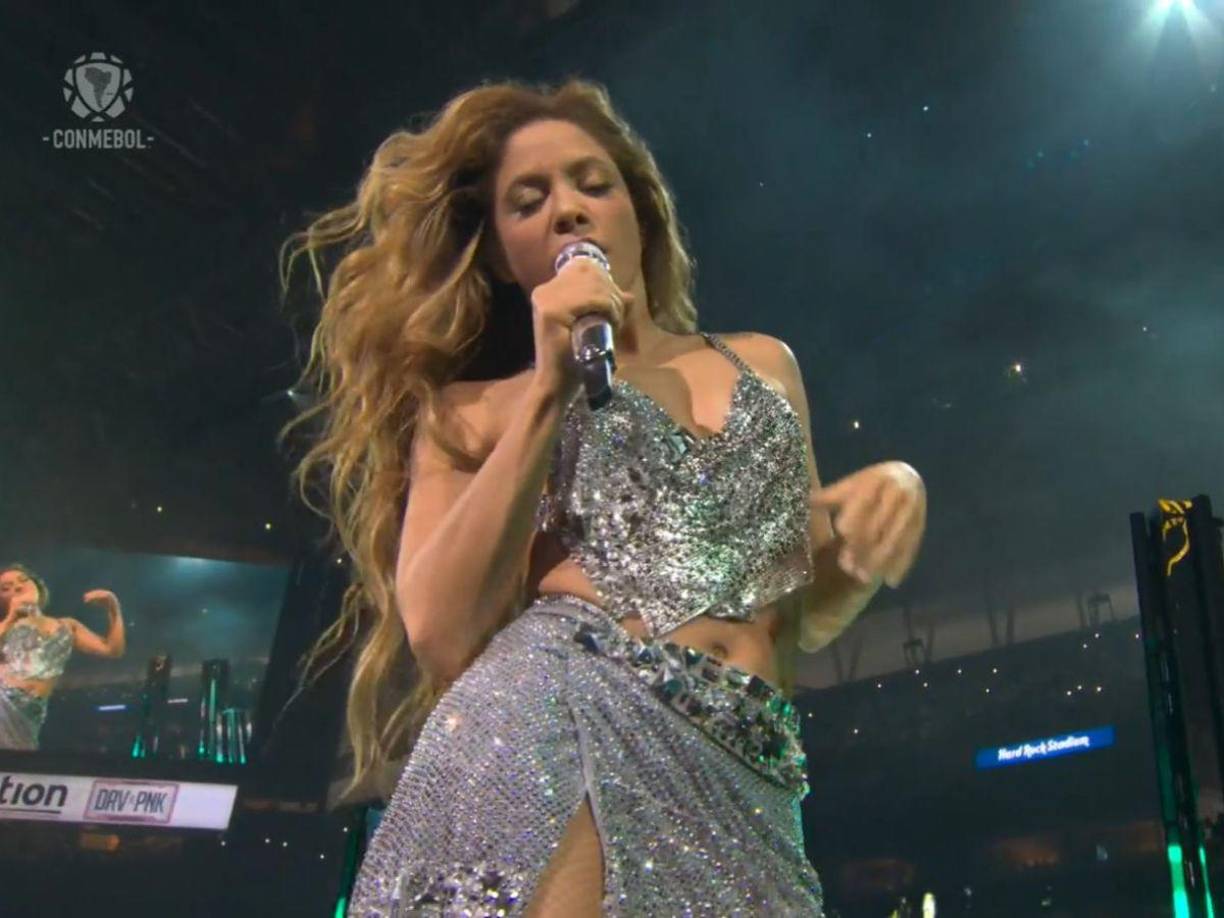 Seguidamente mostró un toque de coqueteo a la cámara para iniciar a cantar “Te Felicito” tema que canta en colaboración junto a Rauw Alejandro. 