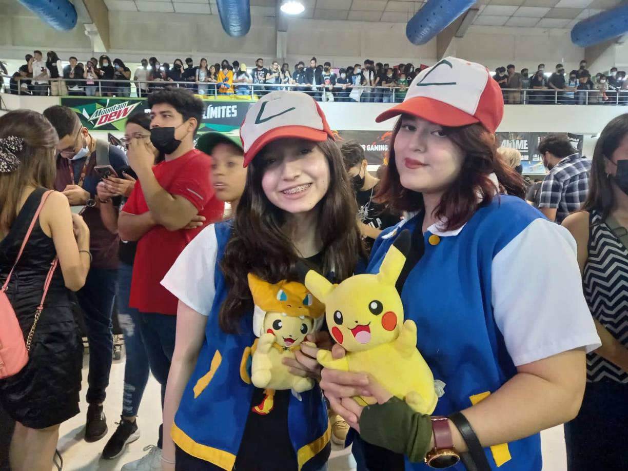 Estas hermosas jóvenes lucieron como Ash Ketchum, conocido en Japón como Satoshi, protagonista de la serie de anime Pokémon. Aquí junto a Pikachu.