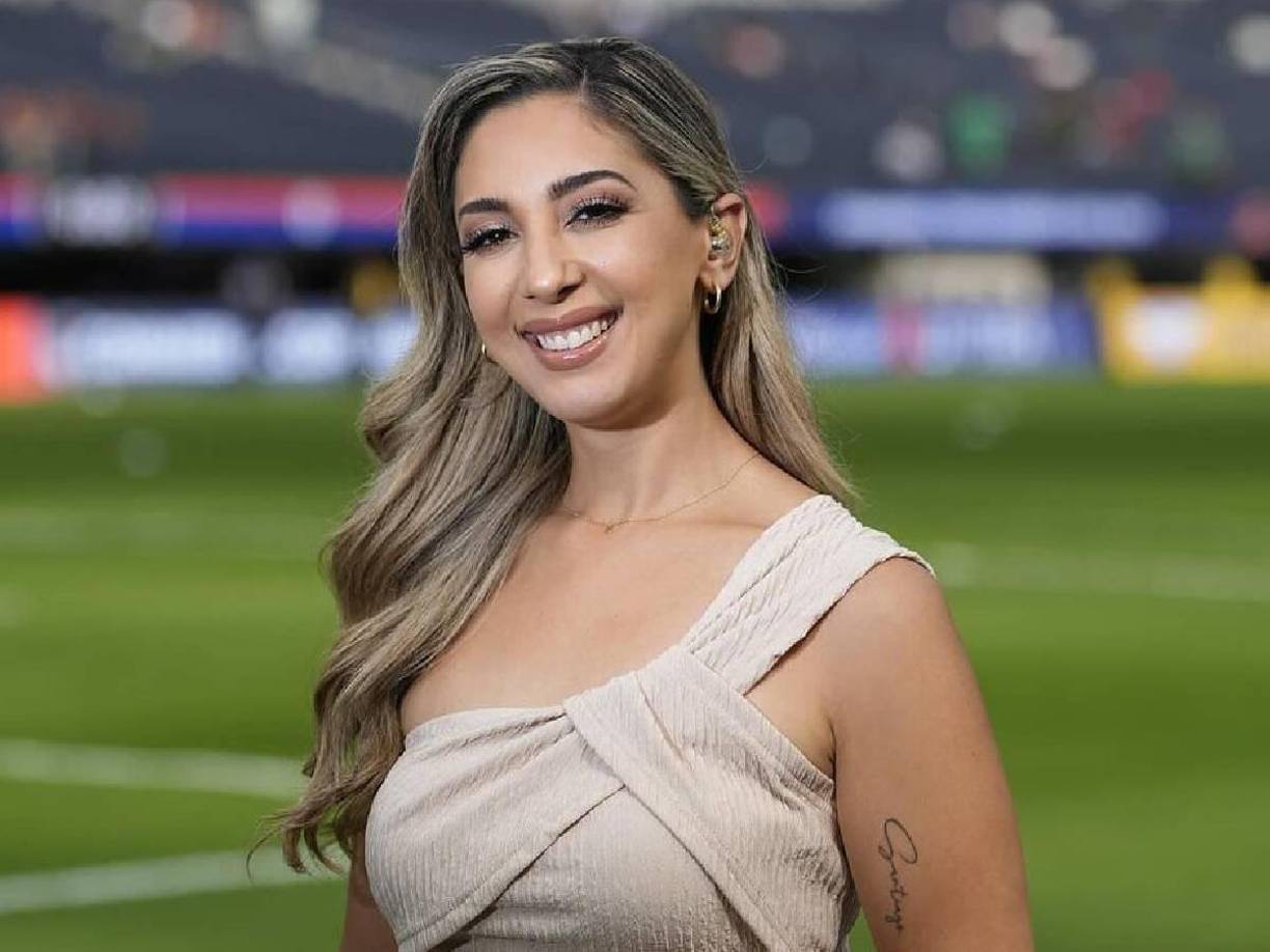 Tiene 32 años y es aficionada de las Chivas de Guadalajara. Se graduó de la universidad en el 2015 con un título en Comunicaciones.