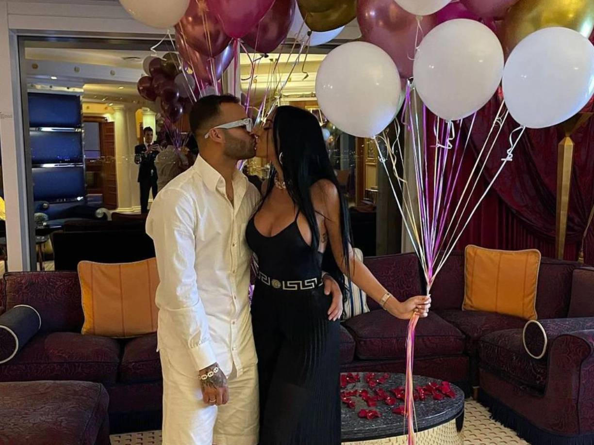 En 2016, el PSG pagó 25 millones de euros por su traspaso y le dio un contrato de 500 mil euros por mes durante cinco temporadas. 