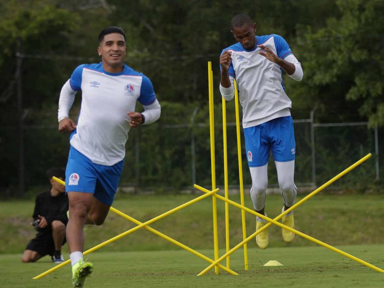 Michaell Chirinos y Jerry Bengtson durante uno de los últimos entrenamientos de Pedro Troglio con el Olimpia.