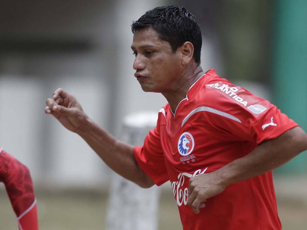 ”Pescado” Bonilla comenzó su carrera en el Platense, club en el que ganó un título, posteriormente dio el salto al extranjero donde jugó en el Bella Vista de Uruguayo y luego volvió al fútbol hondureño para formar parte del Olimpia.