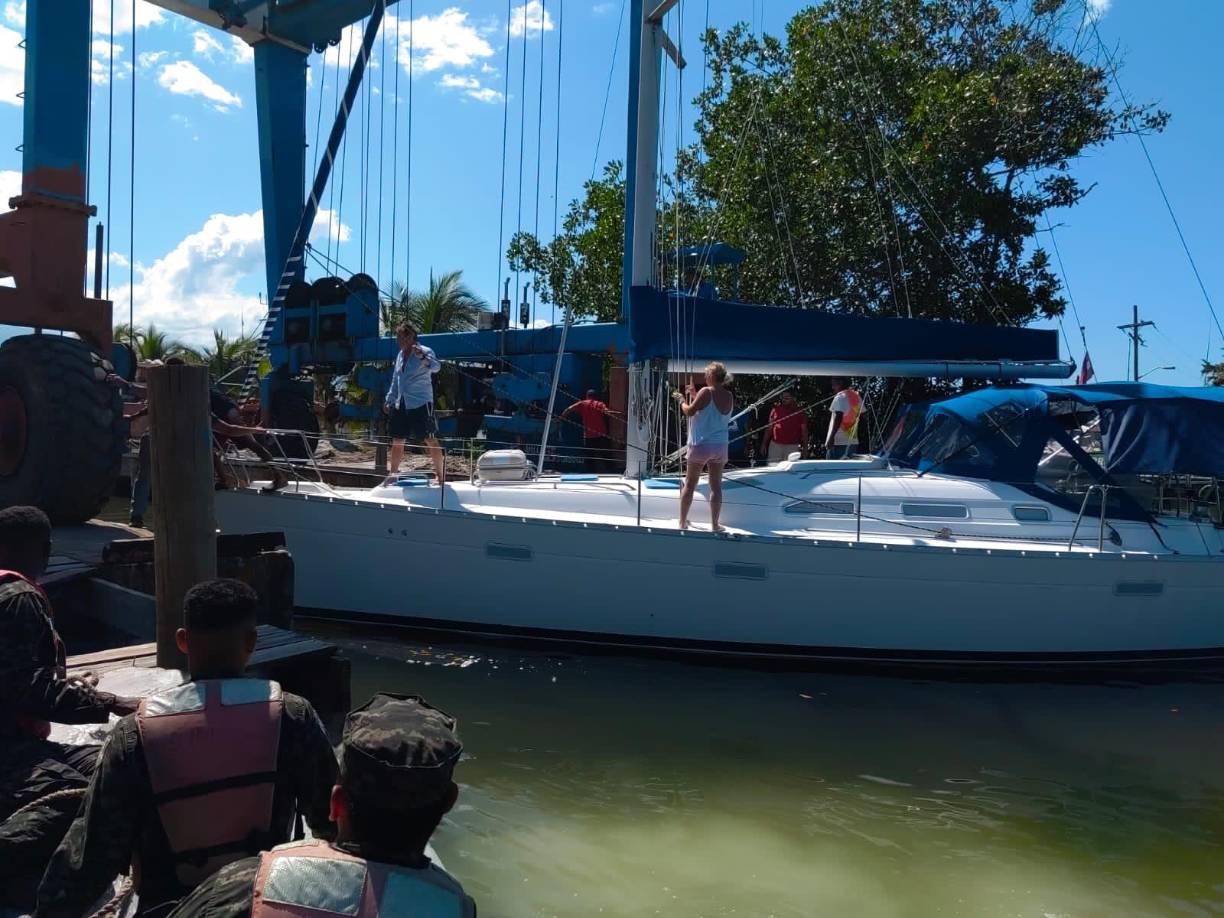 La embarcación recreativa en la que viajaban ciudadanos austriacos fue ubicada por los marinos hondureños.