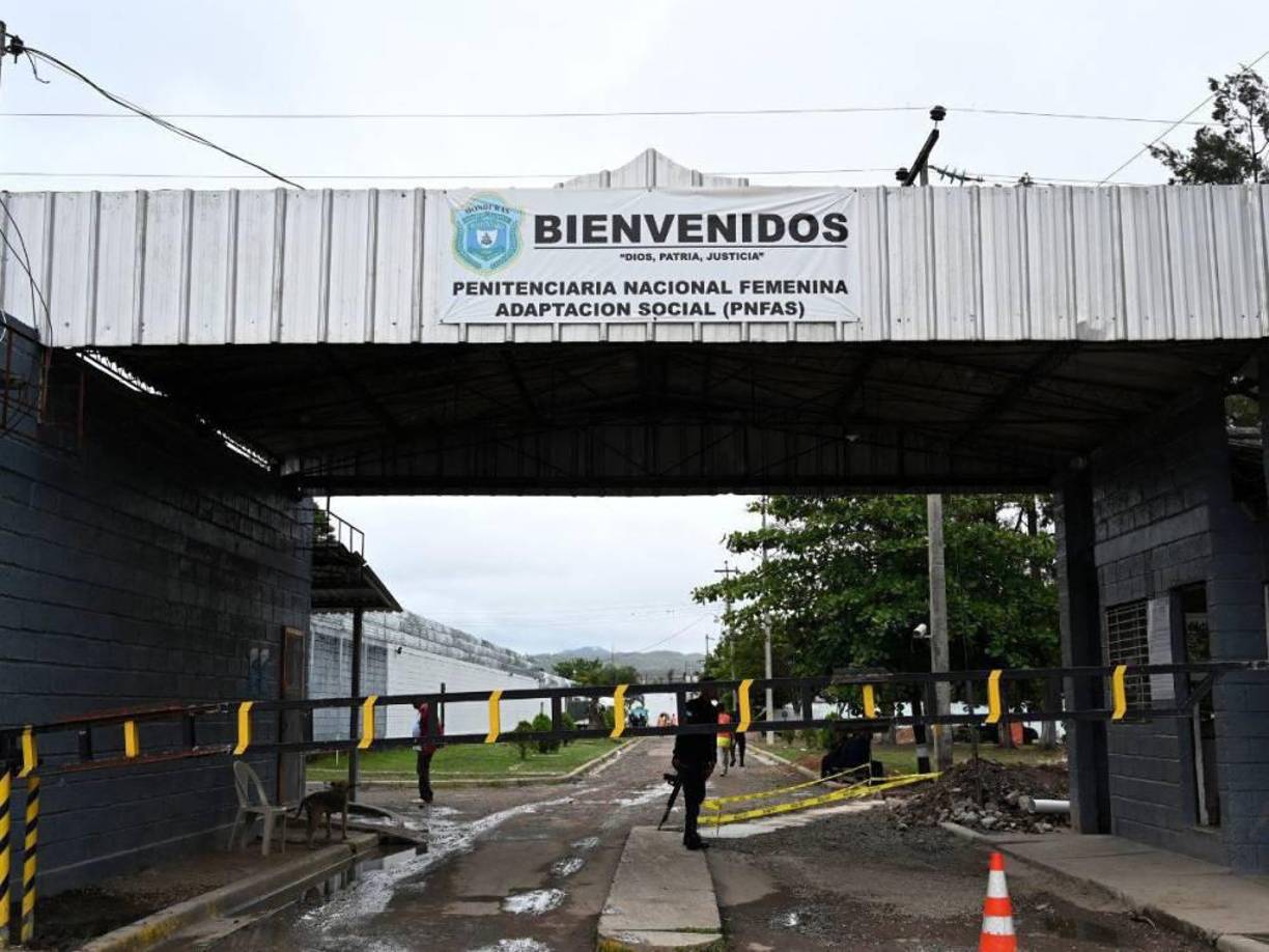 Desde la masacre de 46 mujeres en junio de 2023, las cárceles de Honduras son manejadas por la Policía Militar del Orden Público a través del Instituto Nacional Penitenciario. 