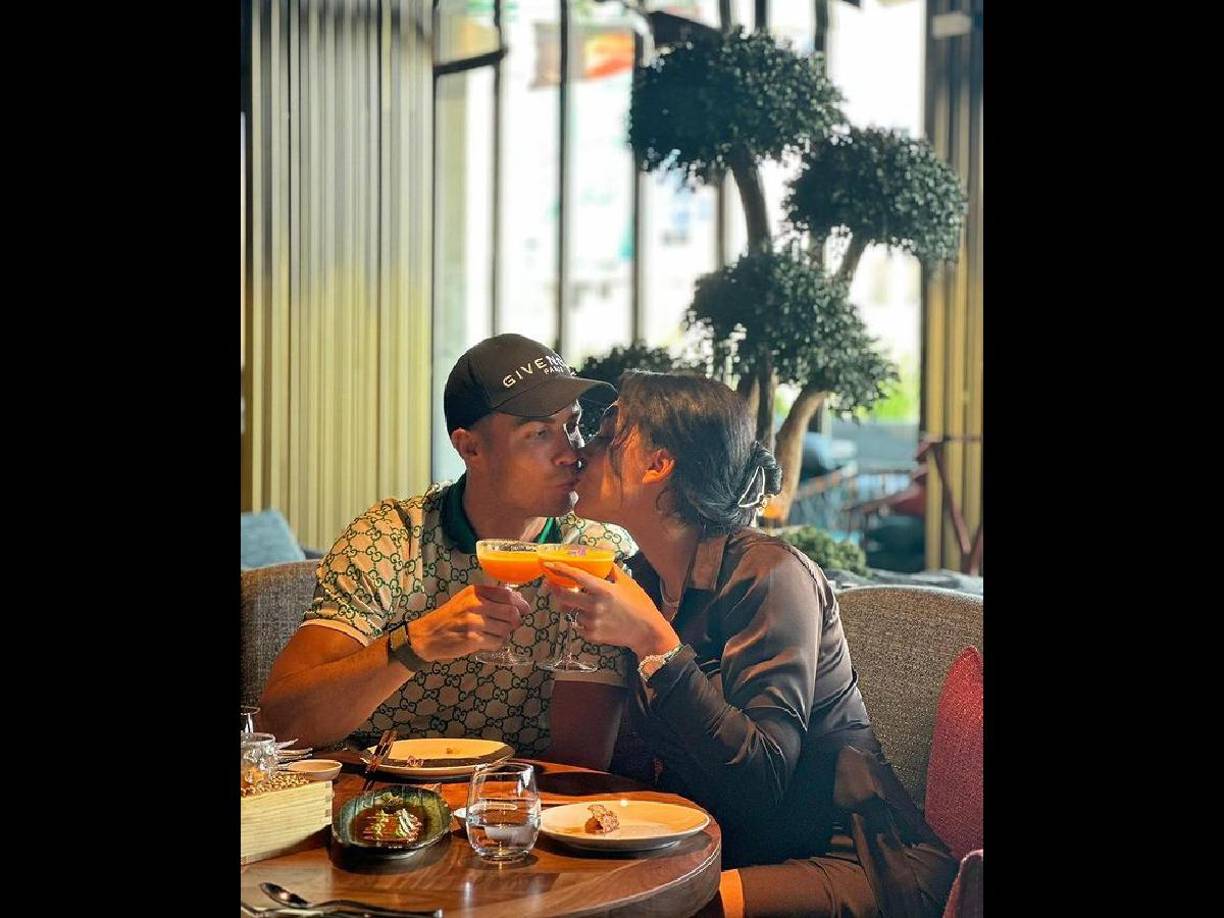 “Cristiano y Georgina unidos por los hijos: Todo sobre su contrato prenupcial”, llevaba la portada de TV GUIA.