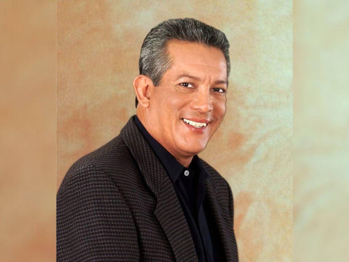 Moisés Canelo (13 de septiembre): El famoso cantante hondureño Moisés Canelo, conocido falleció a los 74 años. Según informes, Canelo, cuyo nombre de pila era Moisés Canelas Withol, murió a causa de un derrame cerebral en la ciudad de Nueva York, Estados Unidos. Algunos de sus éxitos más recordados incluyen temas como “Noche de luna en La Ceiba”, “Linda tarde gris” y “Enamorado de ti”, los cuales marcaron una época en la música romántica hondureña y centroamericana.