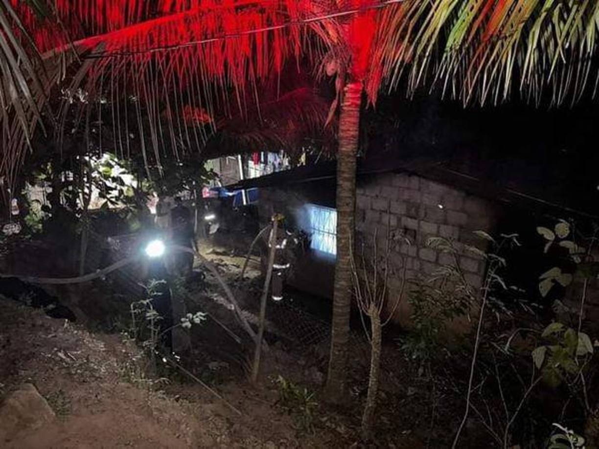 Dentro de esta vivienda quedaron los dos cuerpos calcinados en una escena muy lamentable.