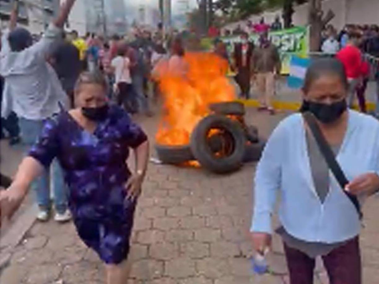 Un de exempleados de la Secretaría de Infraestructura y Transporte (SIT) protestaron este jueves frente a Casa Presidencial en Tegucigalpa.