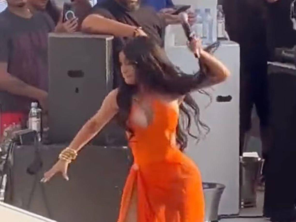 Recientemente, la cantante Cardi B se encontró en problemas similares después de lanzar su micrófono a un fan que la mojó con su bebida mientras la rapera ofrecía un show en Las Vegas en julio.