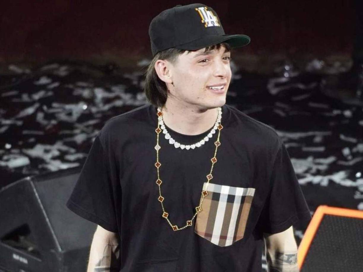 “El equipo de Peso Pluma lo tomó en serio y le recomendó al cantante mantenerse ubicable y acompañado siempre por parte de su staff. Por ahora, el cantante siempre anda con 12 ‘amigos’ que lo cuidan y acompañan a todas sus presentaciones, además de que oficialmente cuenta con dos personas de seguridad y se planea integrar a dos más de seguridad táctica, no sólo para Tijuana, sino en todos sus conciertos; también tiene una chamarra especial antibalas con un costo de 70 mil pesos que se suma a los vehículos blindados con los que se mueve”, exhibe en su artículo.