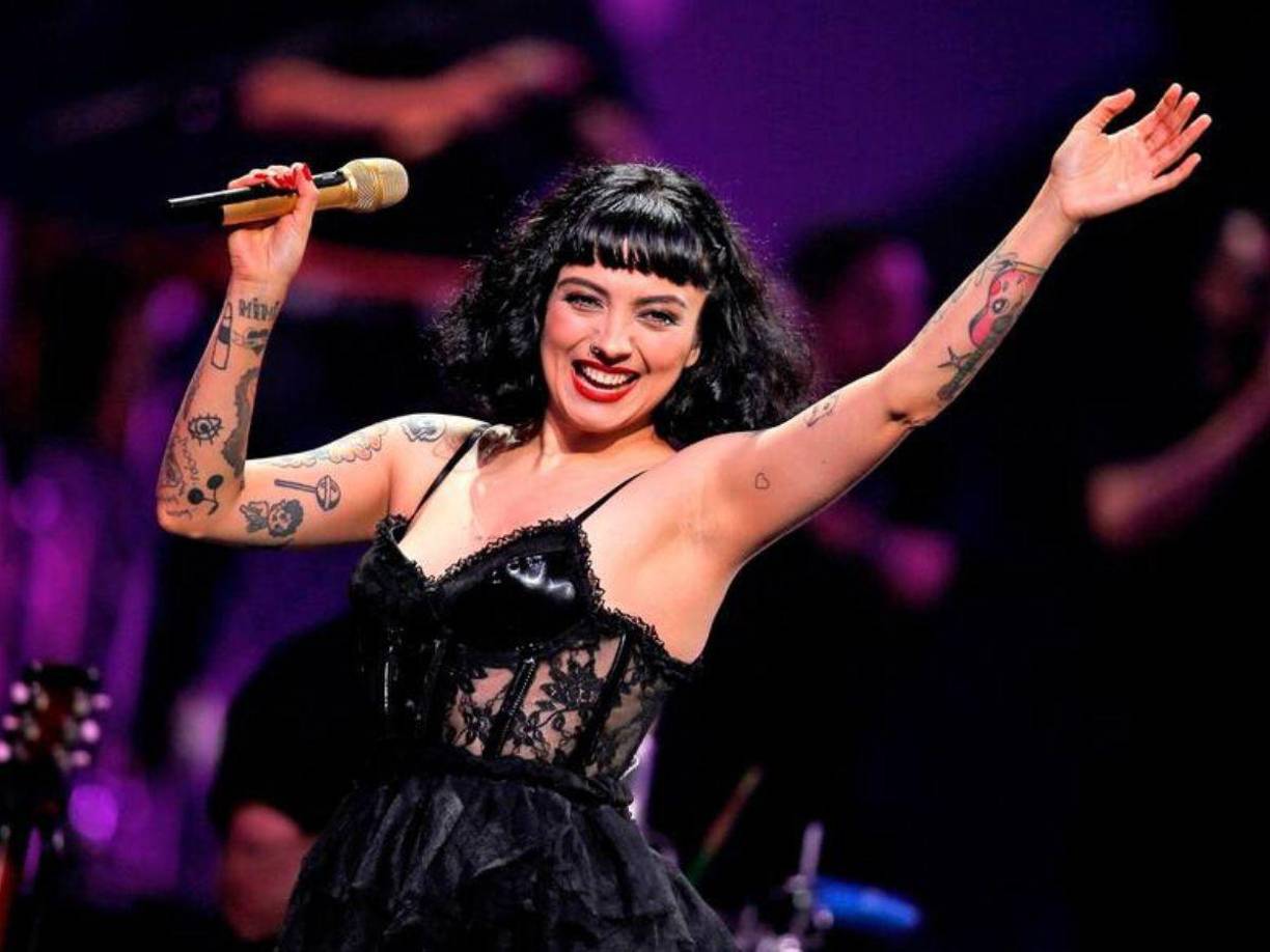 Mon Laferte anunció una gira que llevará a los escenarios su más reciente álbum, <i>Autopoética</i>. La gira visitará primero países de América Latina y luego llegará a Estados Unidos para una serie de conciertos entre mayo y junio. La compositora chilena también visitará Honduras el próximo 25 de abril para deleitar con sus románticas melodías en Tegucigalpa. 