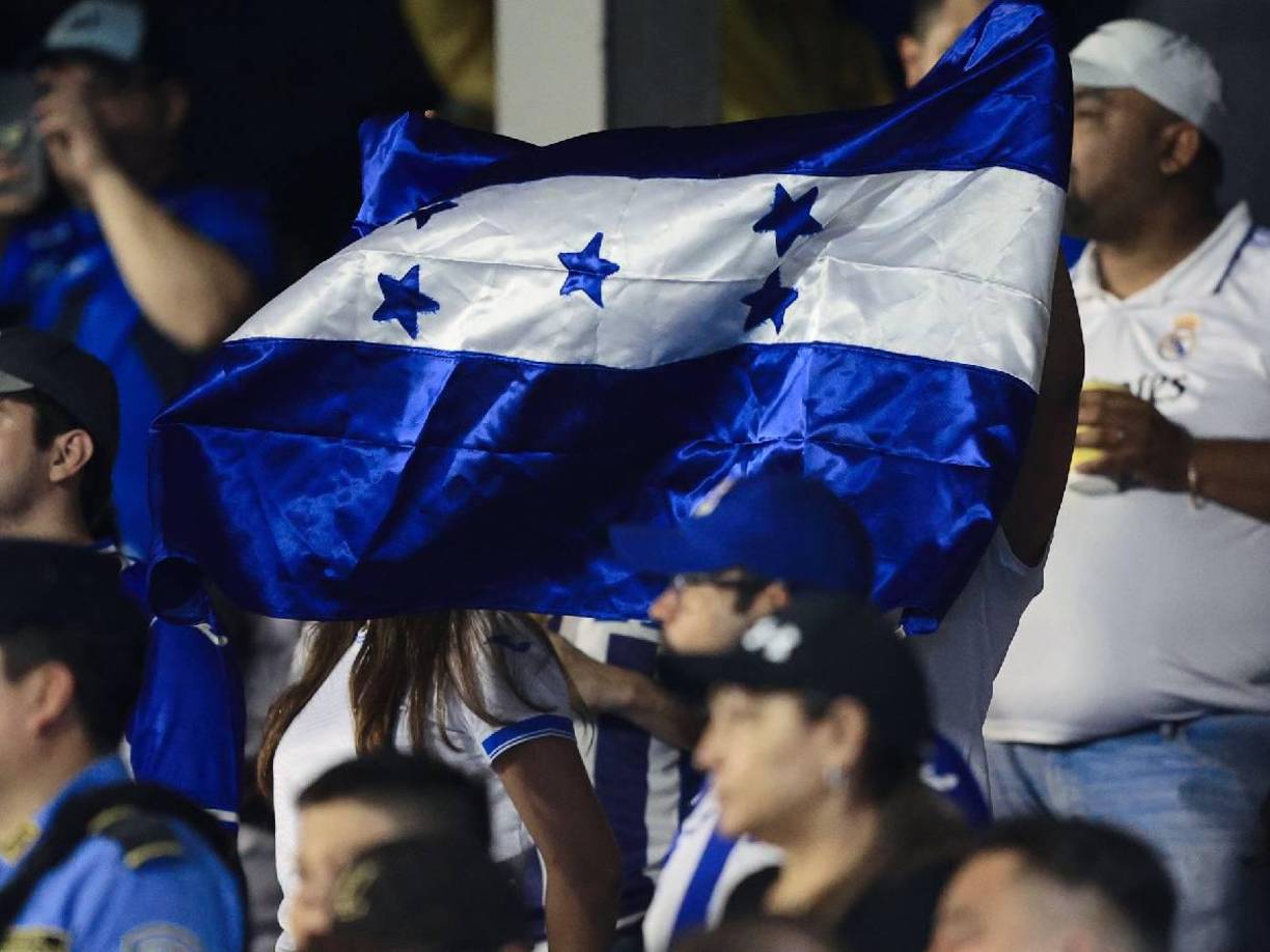 La Bandera de Honduras resaltó en la gradería del recinto sampedrano.