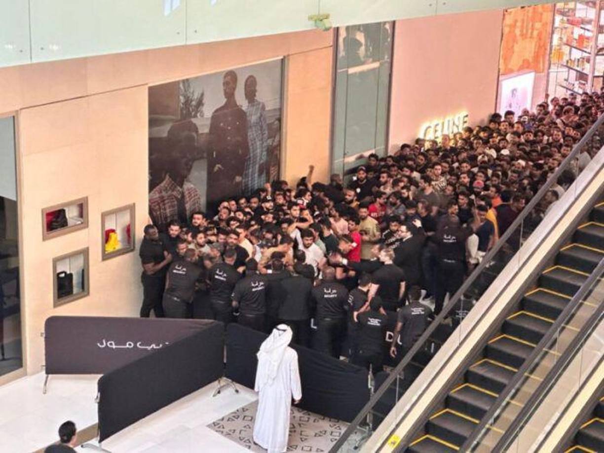 Los dubaití madrugaron para abarrotar los centros comerciales con tal de obtener el nuevo modelo celular lanzado por Apple, aglomeraron los pasillos del<b> </b>Dubai Mall, recinto que no daba cabida para un devoto más de<b> </b>Apple.