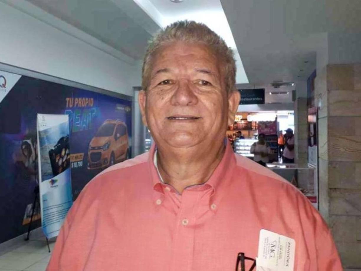 Castro especificó que la petición de renuncia se dirige al secretario de Salud, José Manuel Matheu, a quien acusan de no gestionar adecuadamente los conflictos en los hospitales, especialmente en lo que respecta al tratamiento de pacientes renales. Además, señaló que los problemas de abastecimiento y la falta de soluciones adecuadas han llevado a cuestionar la eficacia de los ministros en sus roles. “Pedimos la renuncia del secretario de Salud, José Manuel Matheu porque hay mucho conflicto en los hospitales, no ha tenido la capacidad ni de atender a los enfermos renales, más bien redujeron el tiempo de atención para estos pacientes”, señaló Castro. 