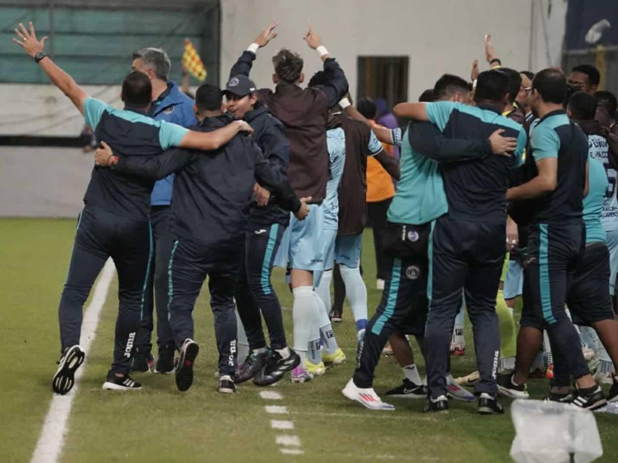 Jugadores de Motagua y cuerpo técnico de Diego Vázquez celebrando el gol de Agustín Auzmendi que fue mal anulado en el primer tiempo por posición adelantada inexistente.