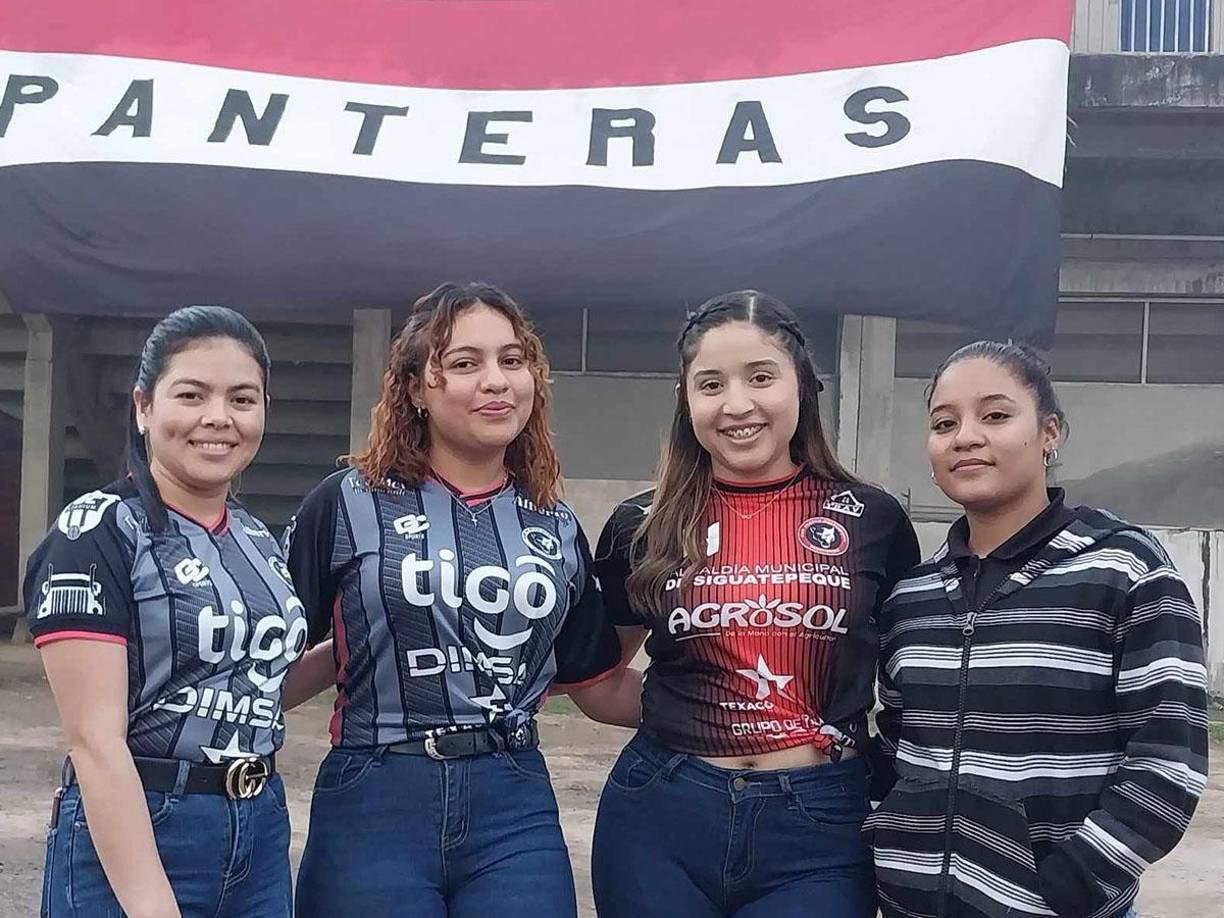 Cuatro jóvenes que posaron para el lente de Diario LA PRENSA en las afueras del estadio.