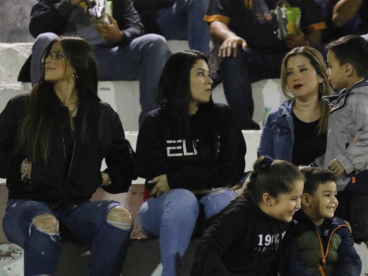 El lente d Diario LA PRENSA pudo captar la presencia de estas tres hermosas chicas en las graderías del estadio Municipal Ávila.