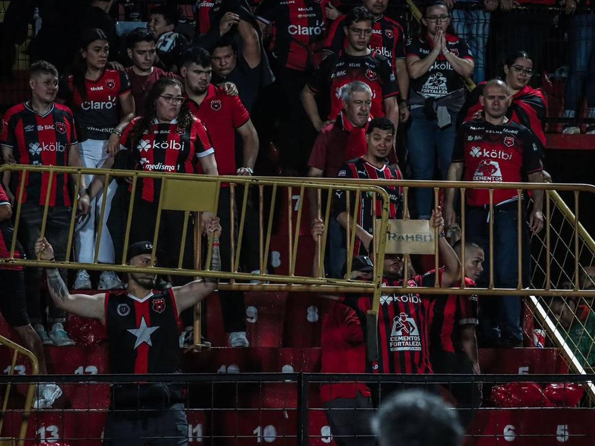 Los hinchas del Alajuelense desmontaron el escenario que estaban armando para la coronación del Herediano que tuvo que recibir el trofeo en otro lado.