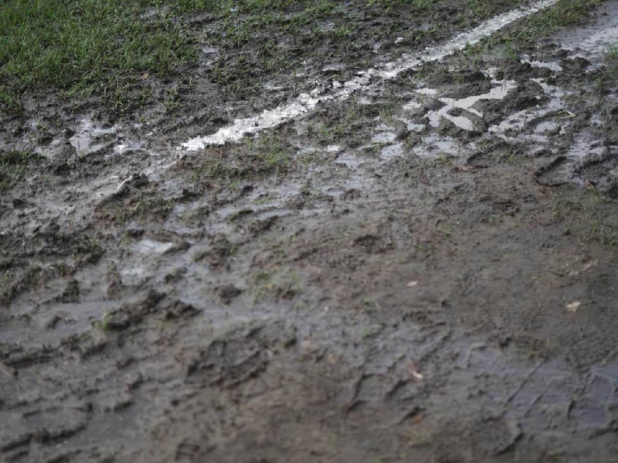 Las malas condiciones del terreno de juego no permitieron que el juego se pudiera disputar en dichas instalaciones.