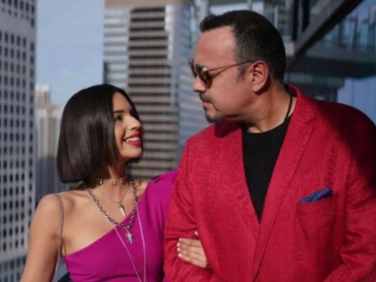 También Pepe Aguilar reaccionó ante este nuevo escándalo de su hija y le dejó corazones, además de emojis levantando las manos y otra de puño.