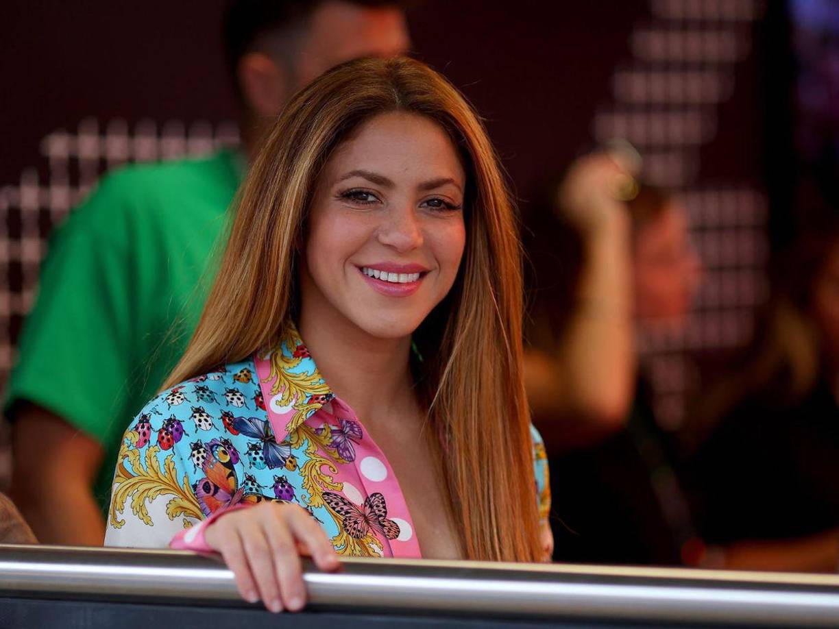 Se trata de una blusa de mariposas de la línea La Vacanza, un diseño de la reconocida marca Versace, y cuyo precio es de mil 935 dólares, lo que equivale a unos 33 mil 600 pesos mexicanos.