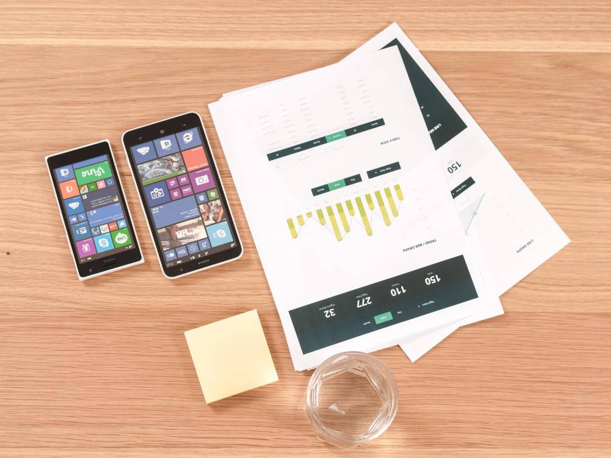 Según el portal Downdetector, los problemas comenzaron alrededor de las 8:00 a. m. y afectaron funciones esenciales como el envío y recepción de correos en Outlook, actualizaciones en Microsoft Store y videollamadas en Teams. 