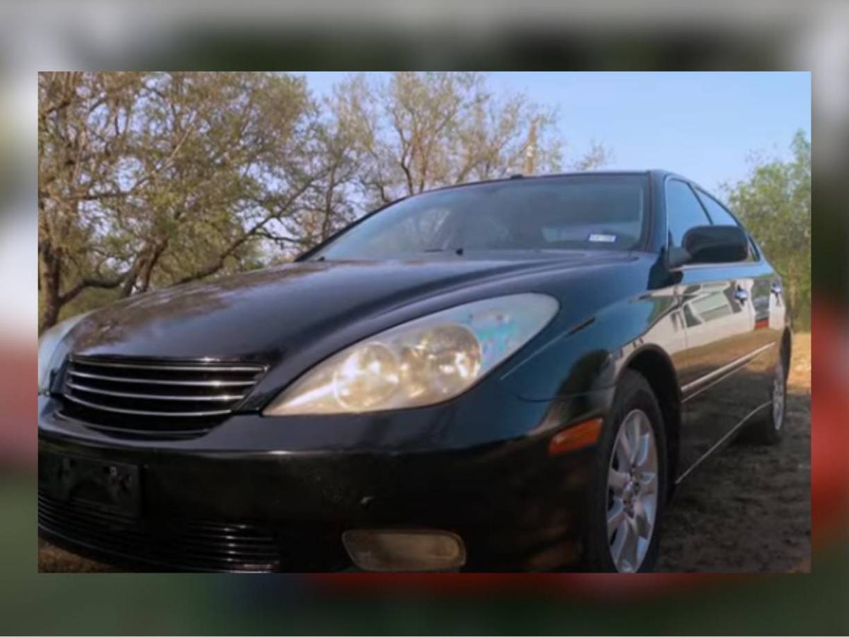 El nuevo auto es un Lexus ES 330.