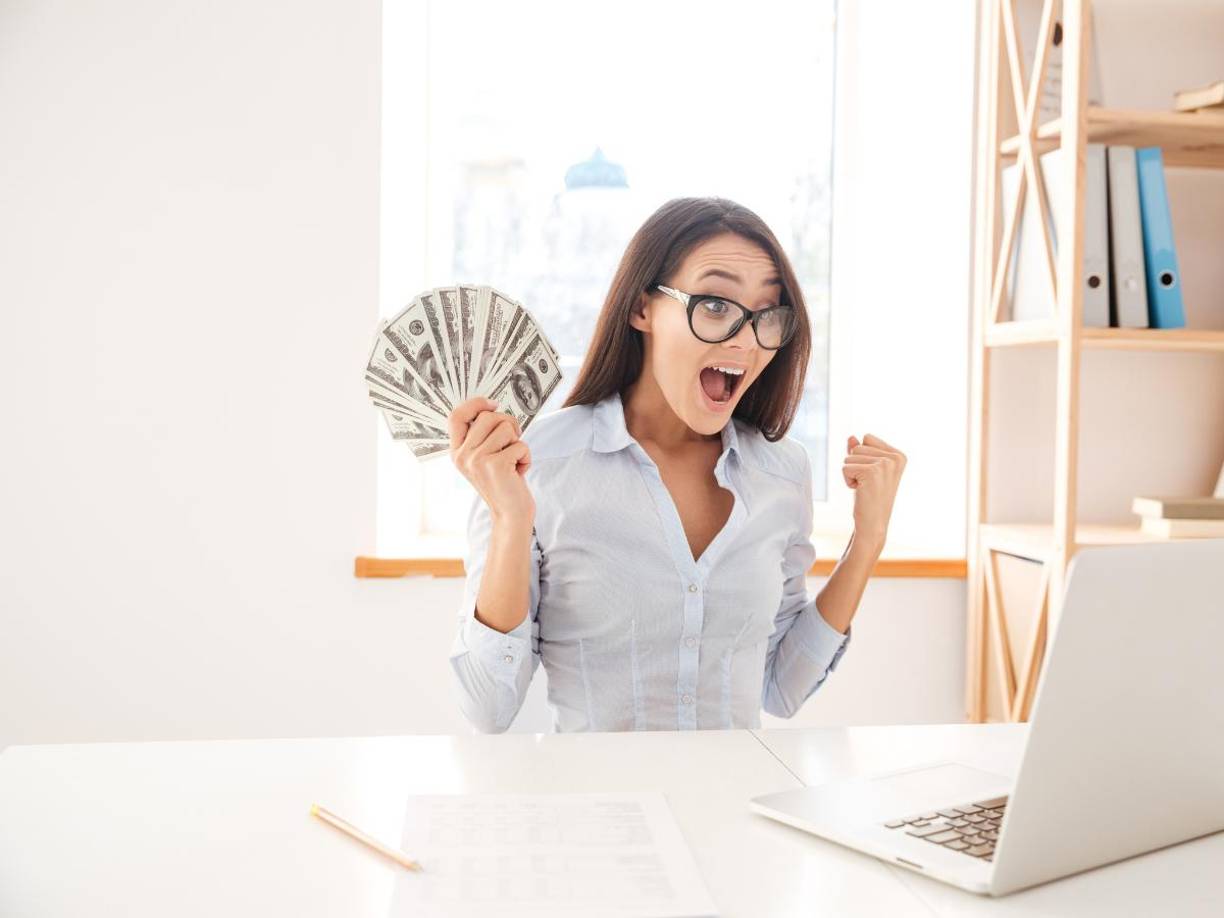 Empleada de supermercado ganó un millón de dólares tras terminar su turno extra de trabajo en California, Estados Unidos.