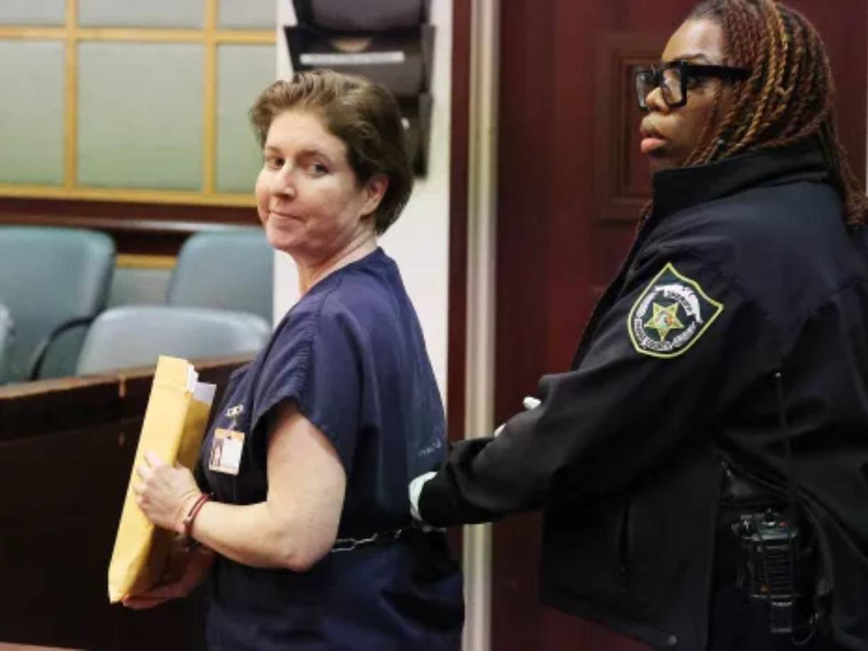  Boone afirmó que pensó que él podría salir por su cuenta, por lo que decidió irse a dormir. A la mañana siguiente, encontró a su pareja inconsciente dentro del equipaje, donde falleció por asfixia. 