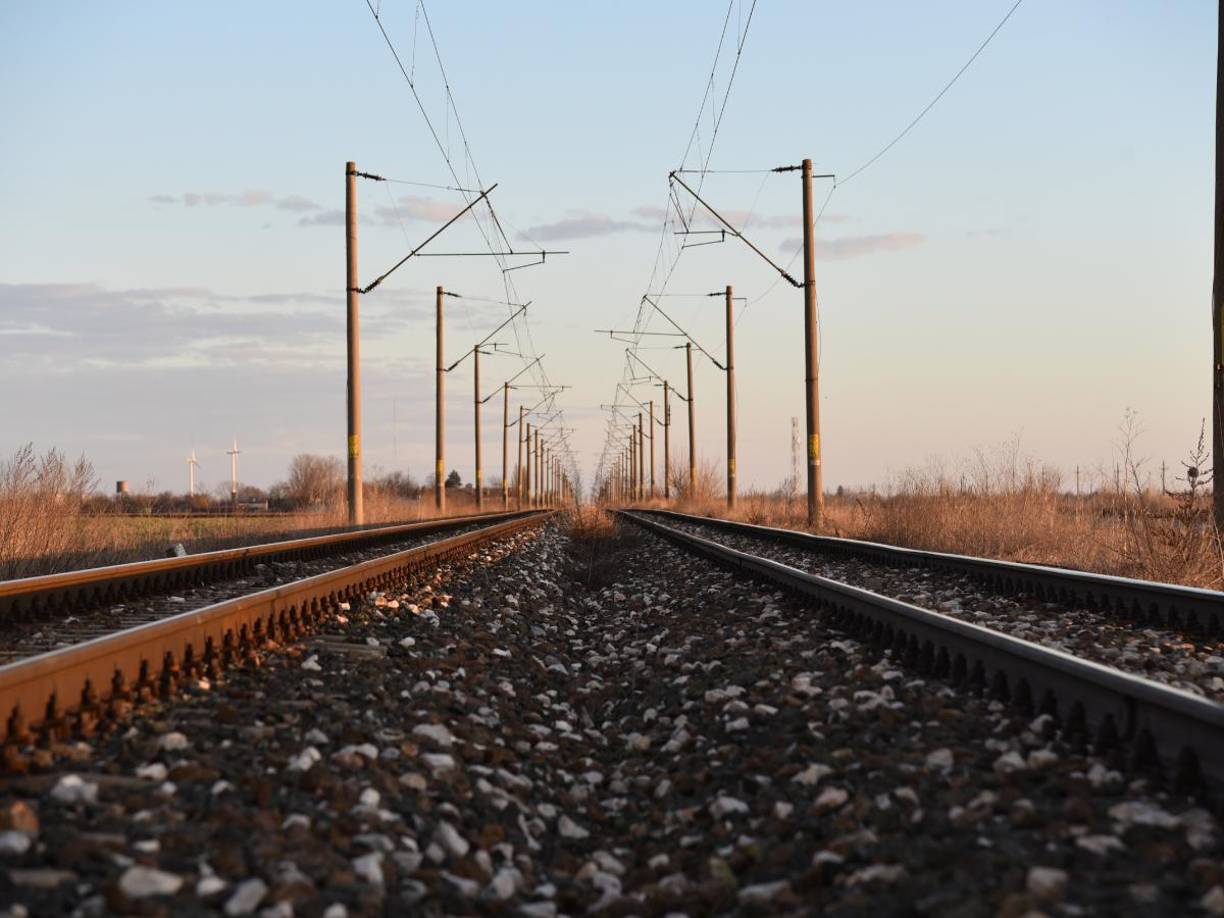 Este accidente ocurre en un contexto de creciente preocupación por la seguridad ferroviaria en Estados Unidos, particularmente después del descarrilamiento de un tren en East Palestine, Ohio, a principios de 2023. 