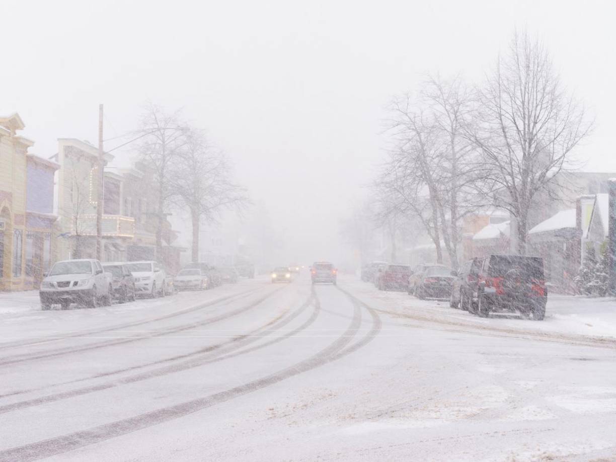 Entre las recomendaciones del NWS destacan: Evitar conducir, salvo en casos esenciales, mantenerse informado a través de boletines meteorológicos, preparar kits de emergencia con agua, alimentos, linternas y ropa térmica.