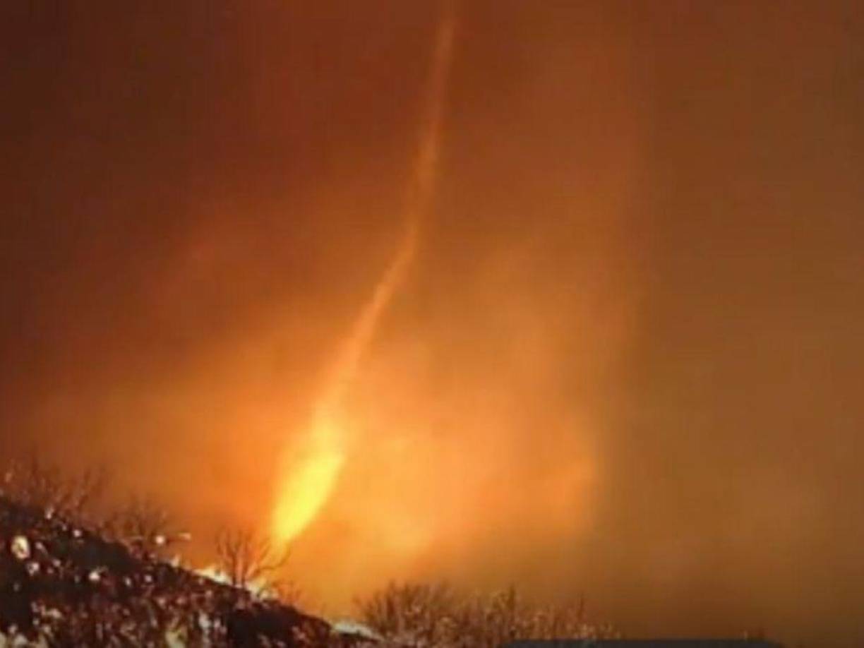 Dentro de los videos virales que han causado mayor impacto en redes sociales, se pudo presenciar la figura de un feroz “tornado de fuego” dentro de los incendios forestales Pacific Palisades en los Ángeles.