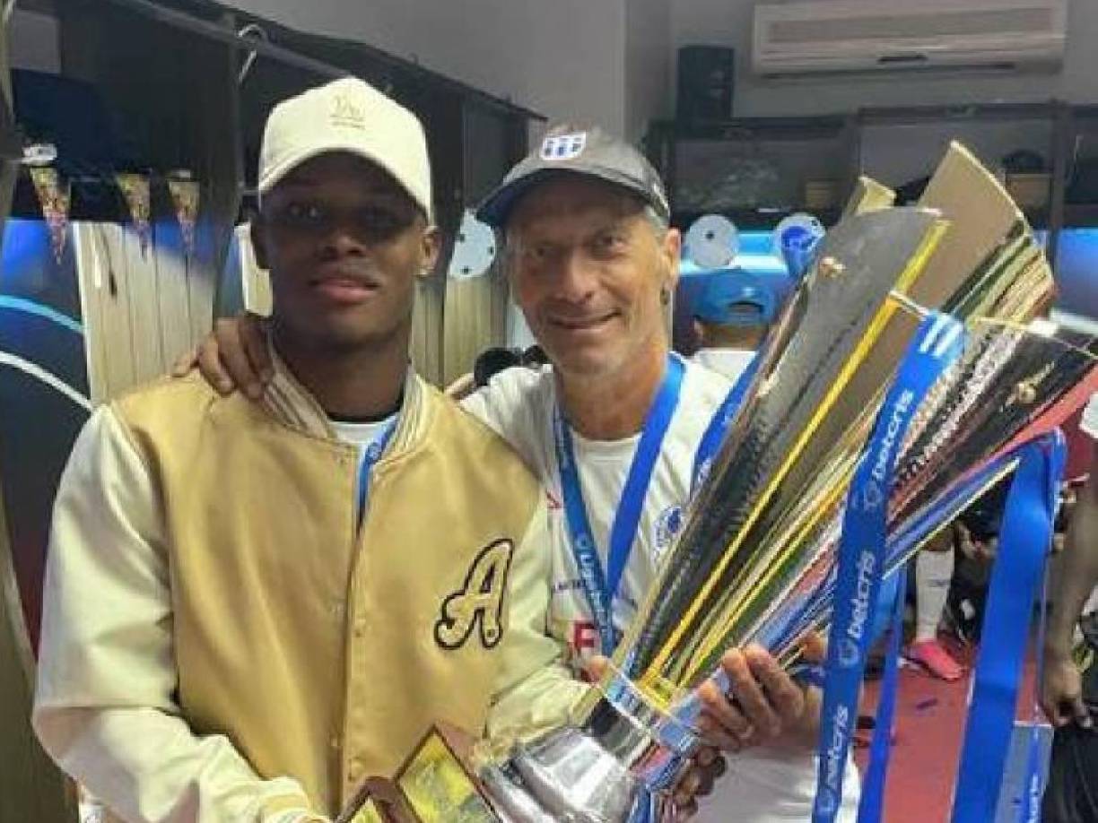 Demetri Gordon festejando con Pedro Troglio cuando los albos fueron campeones del Apertura 2023 de manera invicta.