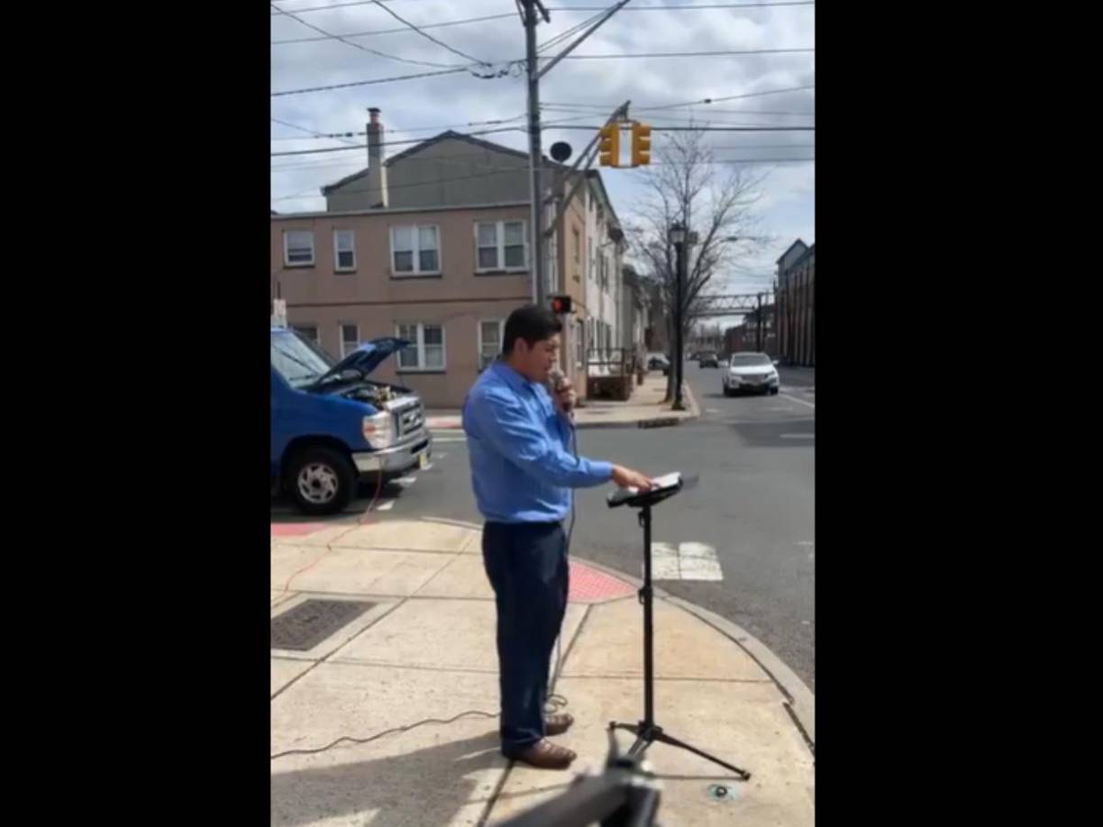 También salía a predicar con más miembros del Ministerio a las calles de Trenton, New Jersey.