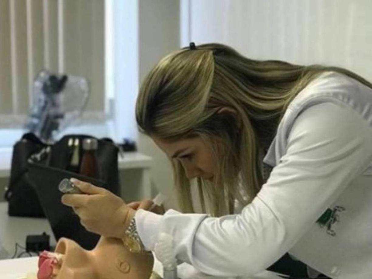 Camila Angelo de Souza se graduó de la escuela de medicina, una de sus más grandes pasiones.
