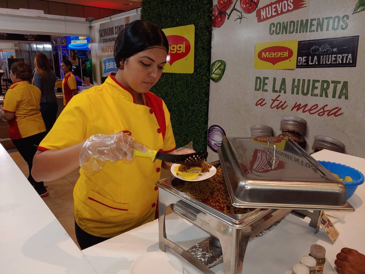 Una de las colaboradoras de Maggi prepara un platillo para uno de los asistentes. 